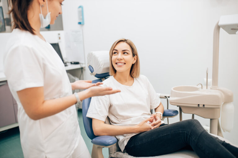 Professionelle Zahnreinigung Düsseldorf Beratung bei einer glücklichen Patienten